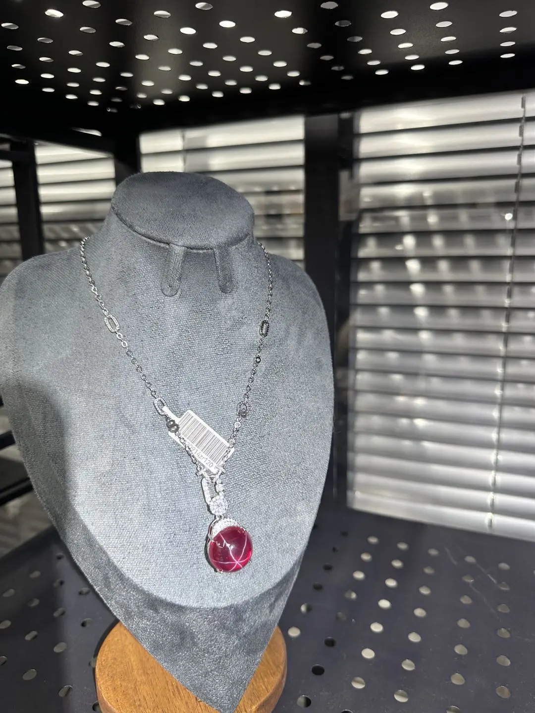 Rose(25275)gc. Ruby neck lace