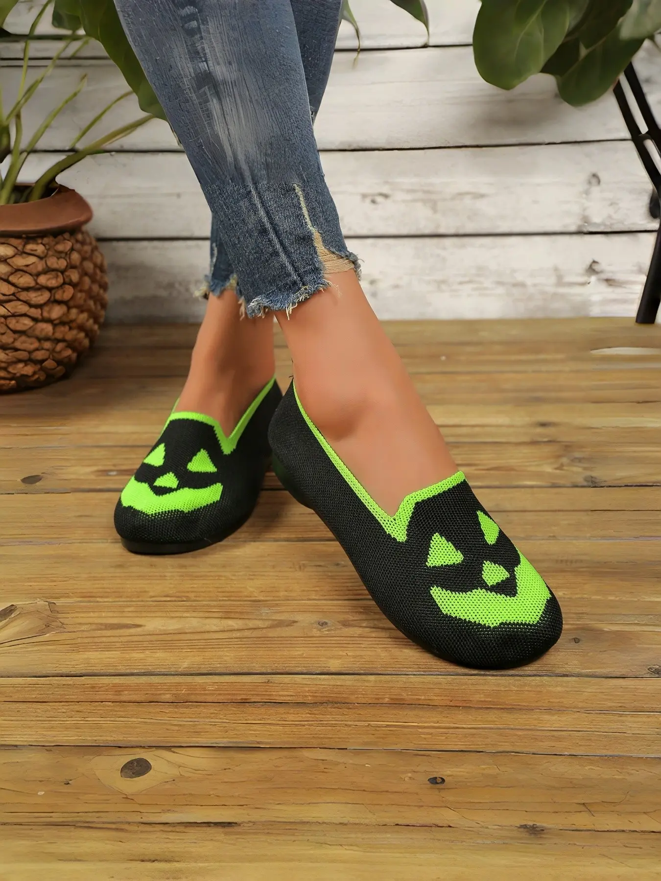 Women's Halloween Pumpkin Print Breathable Flying Shuttle Fabric Rubber Slip-On Shoes, Comfortable Casual Footwear for Fall Season
