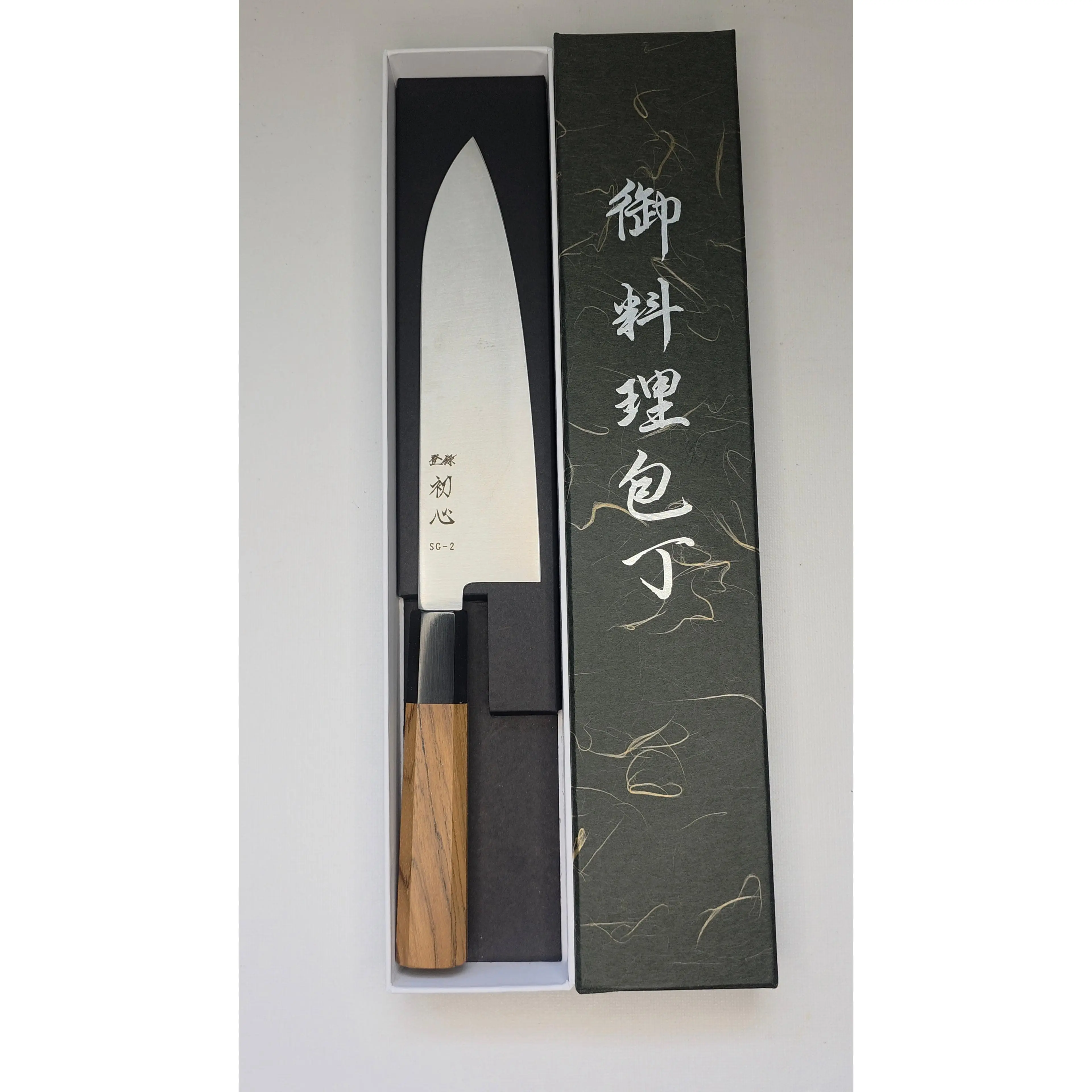 Hatsukokoro Hayabusa SG2 3-Layer Santoku 180mm – Teak Handle