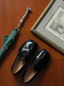 2026 New Men's Cowhide Tabi Split-Toe Shoes, Thick Sole Hoof Style Leather Loafers, Plain upper in black and dark green, sturdy genuine leather footwear, stylish and versatile for daily wear