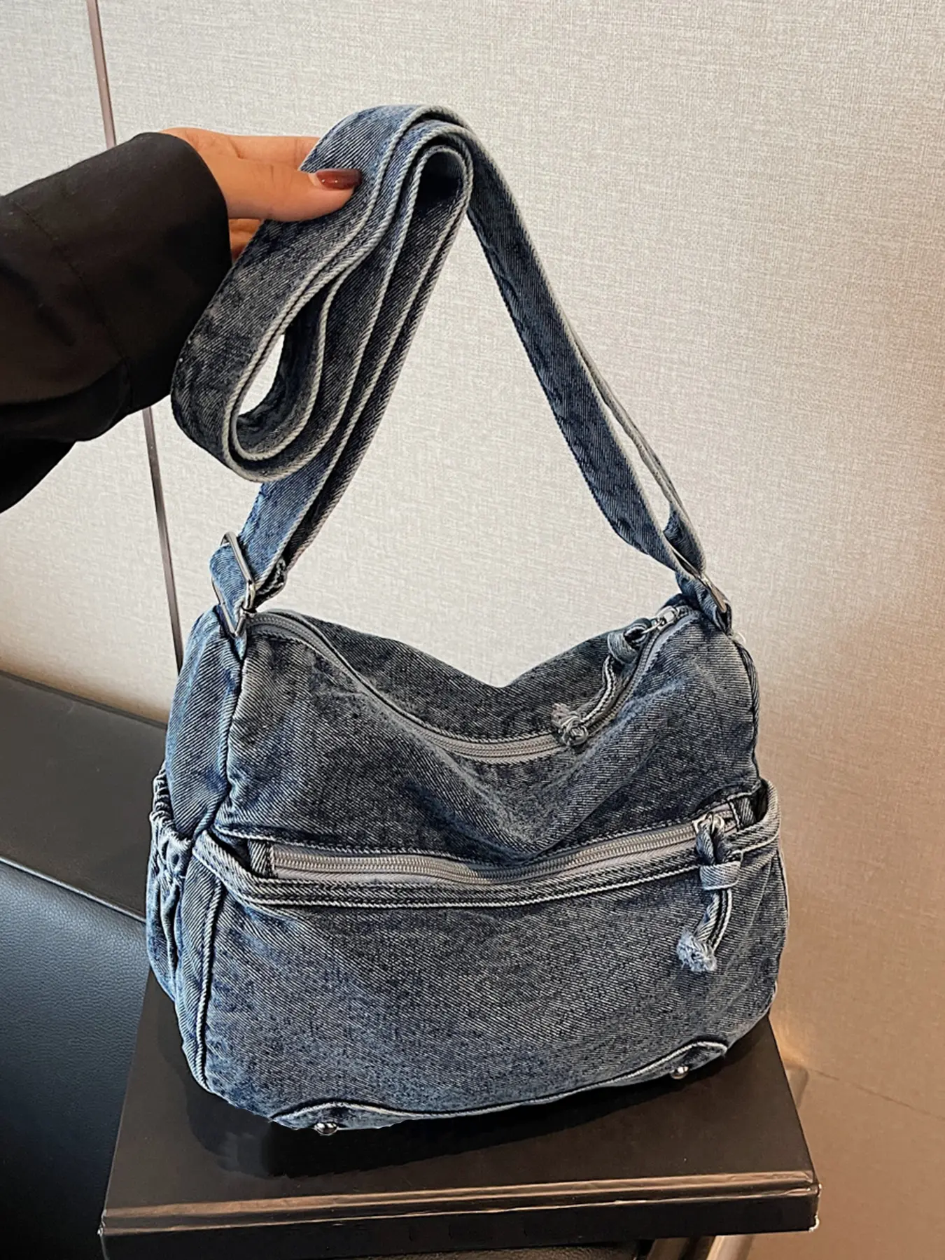 multi-pocket lightweight cloth bag, wear-resistant retro casual shoulder bag, shoulder messenger bag, Handbag messenger bag, versatile shoulder commuter bag, suitable for commuting, daily matching, denim crossbody bags, Crossbody Fashion Bag
