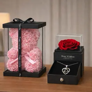 Oso decorado con Rosas Y Caja de Rosa con Cadena Plateada y Tarjeta de Regalo para Celebraciones