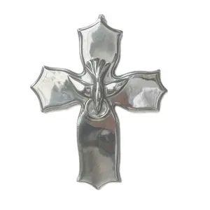 Hermosa Cruz con la Paloma del Espirito Santo. Hecho de Pewter pulido mexicano.