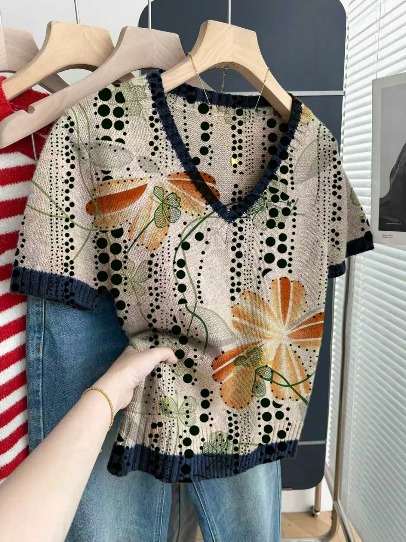 Casual loose V-neck short-sleeve knit top with contrast trim and polka-dot & floral print. Perfect for spring and summer, ideal for women's daily wear. Available in khaki and other styles Lady Casual fashionable top