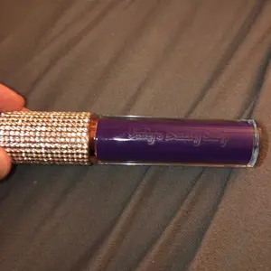 Purple lipglosses
