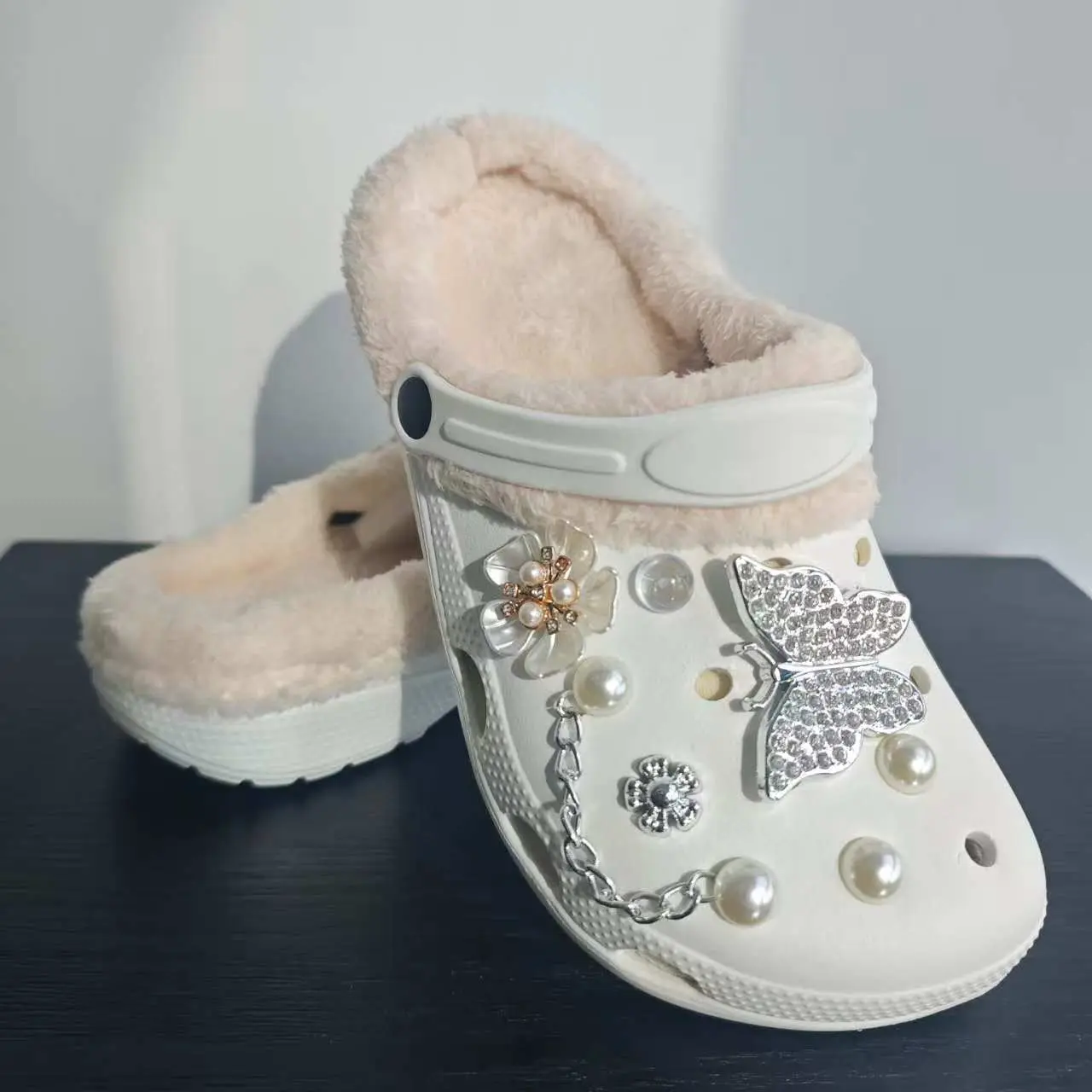 Women's Slip On Clog Slippers, Fur-Lined Round Toe Indoor Shoes with Cushioned EVA Foam, Featuring Rhinestone Butterfly & Pearl Charms, Butterfly Decorated Slides, Fashionable Home Slippers, Girl, Ankle