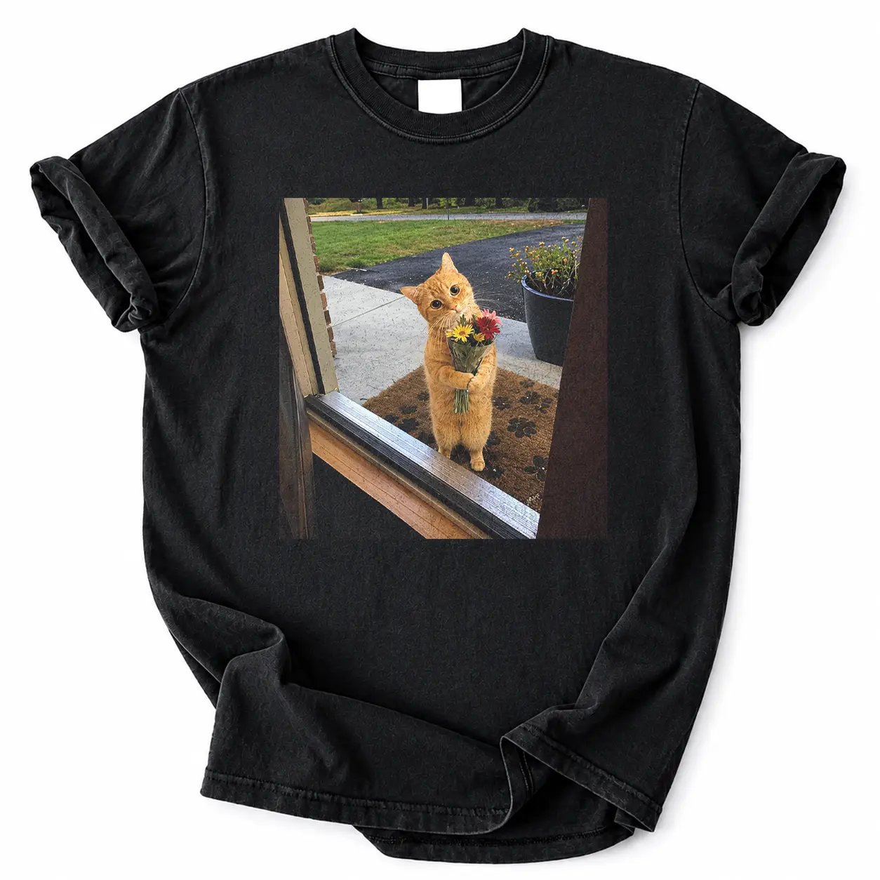 Vintage Graphic Ginger Cat Holding Flower Bouquet Retro-Print Unisex T-Shirt, Trendy Y2K Sweet Cute Kitty Floral Photo Cotton Tshirts Women, Warm Pet Portrait Print Unisex Suitable For Daily Wear, Soft Cotton Casual Daily Street Graphic Tee