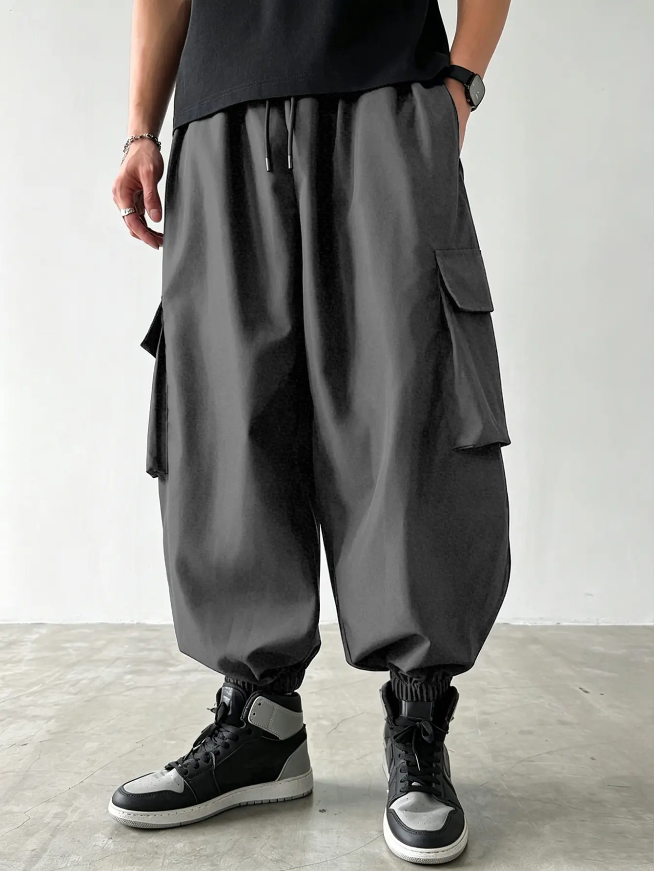 Men’s jogger cargo pants with multiple pockets, adjustable drawstring waist, comfortable fabric, suitable for outdoor sports, jogging, and everyday casual wear, loose fit, breathable fabric.
