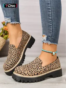 A pair of women's leopard print thick-soled loafers for all seasons, slip-on platform shoes, retro Casual Fashion Shoes, versatile for commuting