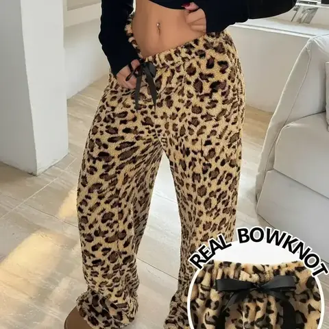 Flannel Fleece Lined Leopard Print Heart Valentine's Day Camo Fitted Bottom Sweatpants, Streetwear Hip Hop Rap Dance Motorcycle School Y2K Fashion Camouflage Fall Winter Bottoms
