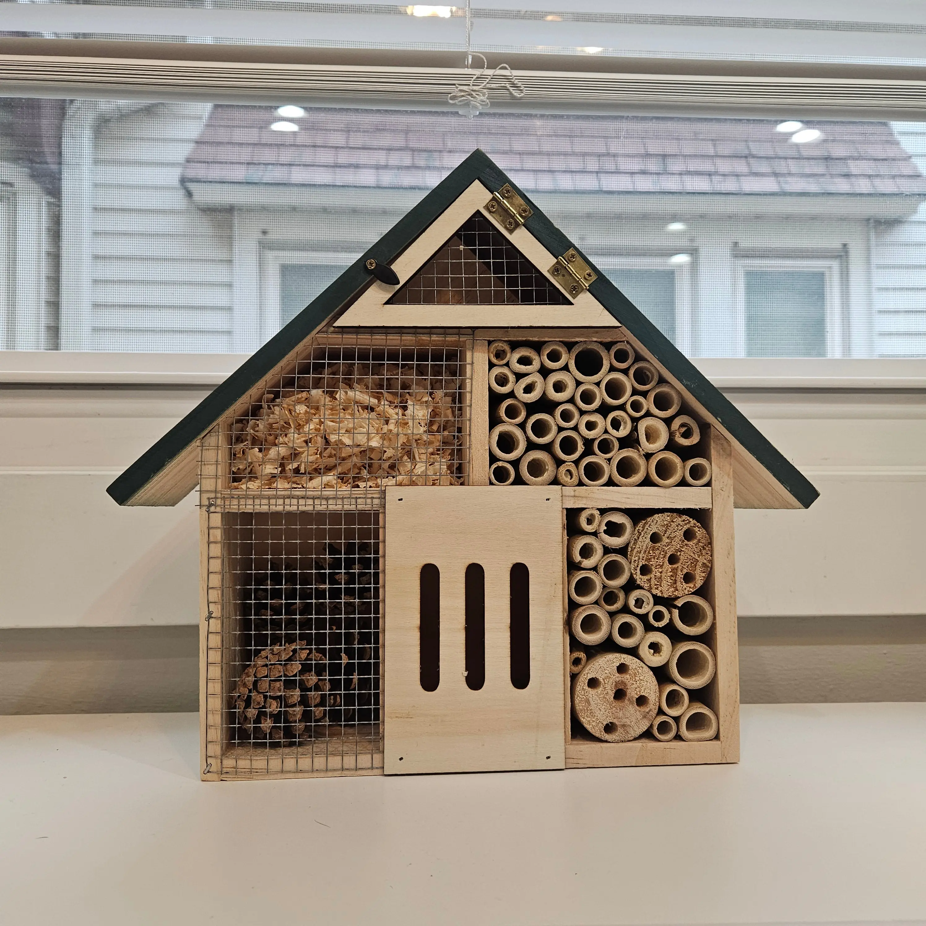 Bee House - Durable Nesting Habitat for Mason & Leafcutter Bees - Supports Pollinator Garden - Ideal for Gardeners & Nature Lovers