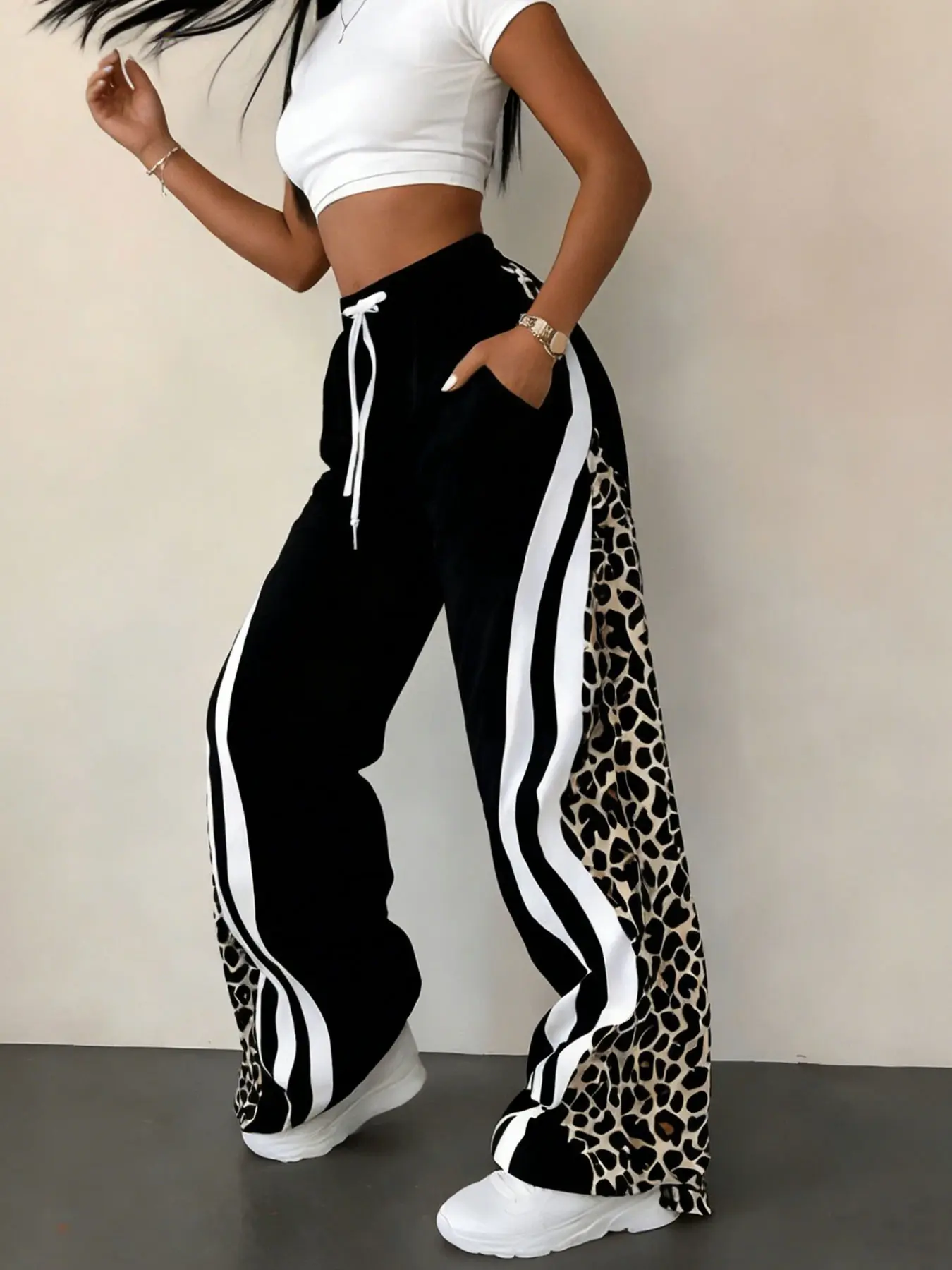 Women's black leopard print with white contrast stripes, drawstring waist, pocket design, wide-leg sports pants, Casual sporty trousers, Casual sportswear pants, Casual athletic pants, suitable for summer, suitable for daily, sports wear