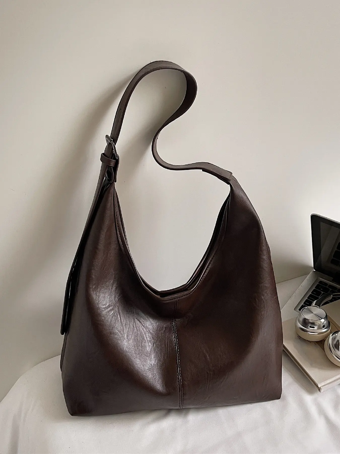 Simple solid-color everyday easy-to-match shoulder bag, women's casual magnetic buckle crossbody bag, Casual Commuter Bag, suitable for commuting and shopping