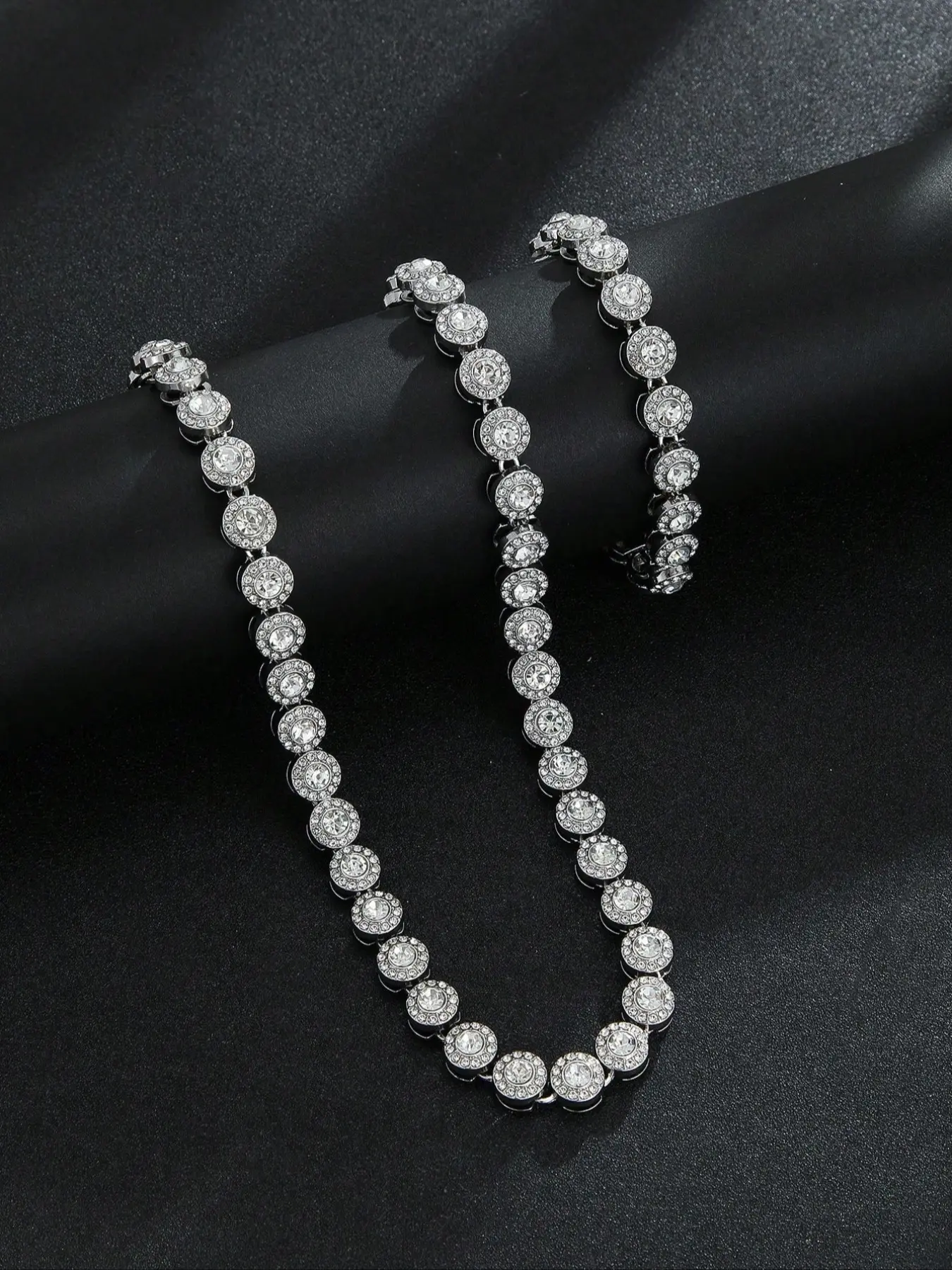 Elegant Round Pendant Necklace with Rhinestones, Cuban Link Design Jewelry for Women, Chic Gorgeous Jewelry, Perfect Evening Party Accessory, Exquisite Chain Jewelry, Rhinestone Decorated Necklace, Cuban Necklaces