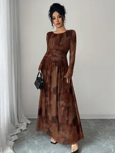 A women's brown fashionable ink wash pleated dress with pleated elements adding layers, long sleeved design for sun protection, casual wear suitable for commuting to work, shopping and outdoor activities, indoor and outdoor dressing Womenswear