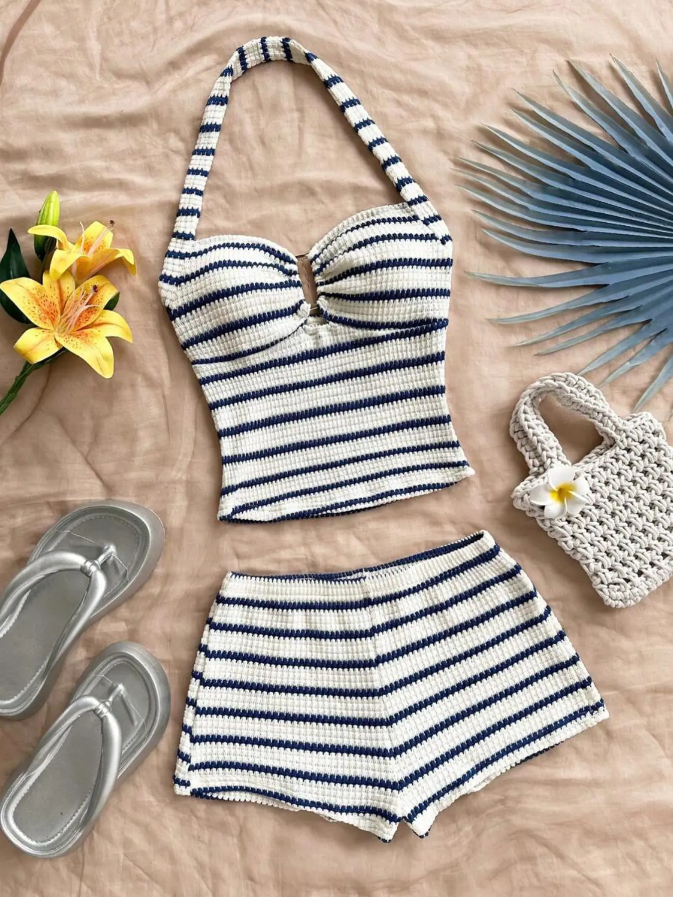 Women's Striped Backless Halter Top and Shorts Set, Casual Two-Piece Set for Parties, Holidays and Beach, Fashionable Summer Wear
