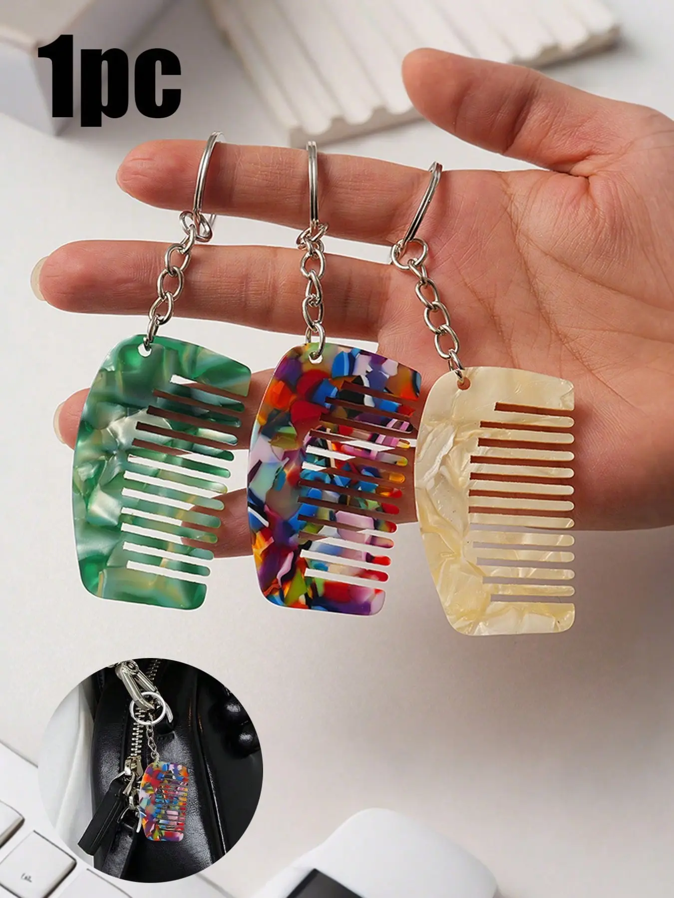 Vintage Girl Comb Keychain, Perfect Gift for Birthdays and Special Occasions, Cute Bag Charm, Wallet and Handbag Accessory