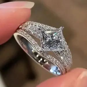 Women's Engagement Ring – Fashionable Light Luxury Design, Elegantly Inlaid with Sparkling Zircon, Perfect for Wedding or Anniversary