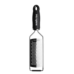 Microplane Gourmet Series Coarse Grater – Stainless Steel Blade, Soft-Touch Handle & Non-Slip Base for Grating Cheese, Coconut, Carrots & Chocolate