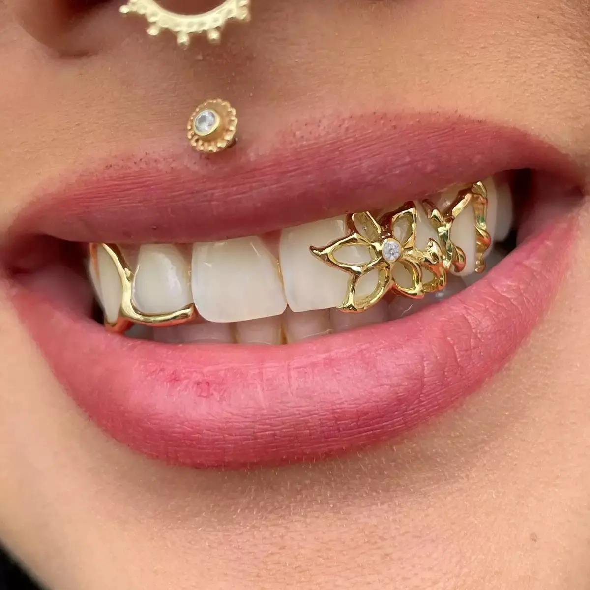 Y2K Fashion Tooth Jewelry - Unique Flower Cutout Design, 2 Gold Teeth, Cool Halloween Costume Accessory for Fashion Enthusiasts graduation gifts girls tekashi jewelry