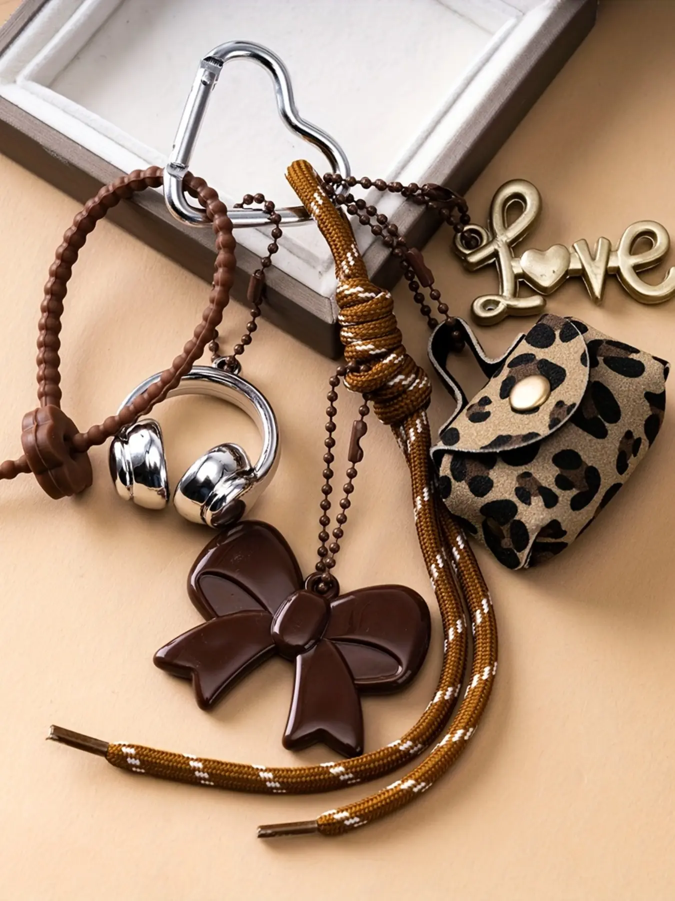 Men Women's 3D Love Headphone Charm PU Leather Keychain, Heart Design Keychain - Cartoon-Themed Headset & Bag Charm with Lobster Clasp, Valentine's Day Gift, Headphone Accessory for Keys, Bags & Backpacks, Keychains, Key rings