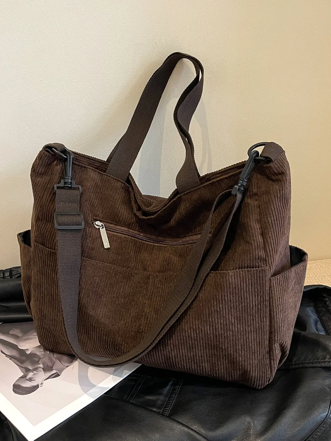 Retro brown casual shoulder messenger bag, Casual Fashion Bag, Vintage shoulder bag, versatile commuter messenger bag, multi-pocket shoulder messenger bag, stylish crossbody bags, Commuting Shoulder Bag, suitable for college students, daily travel, etc.