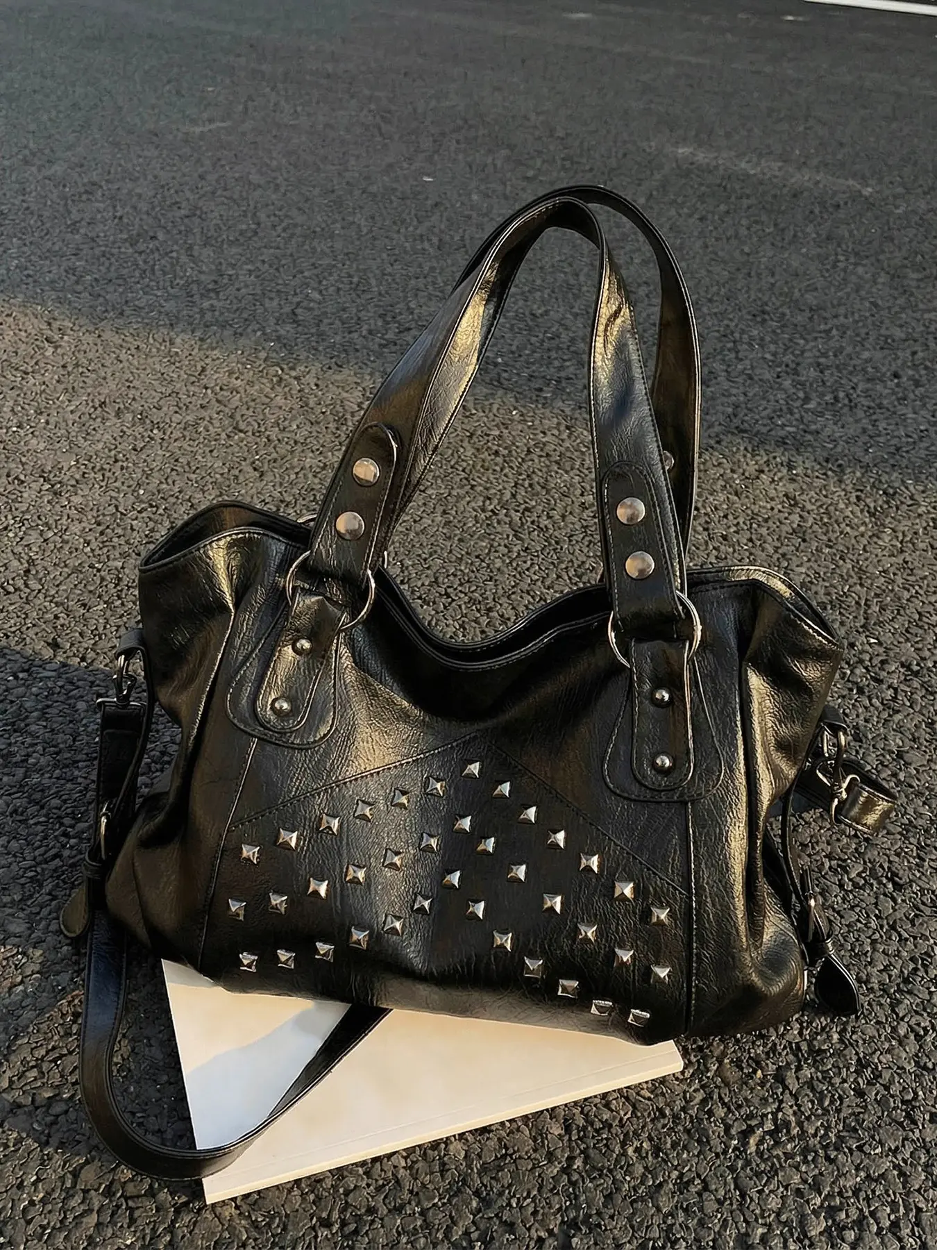 Personalized retro fashion tote bag, Casual fashion bag, rivet decoration design, functional style texture large capacity shoulder bag, can accommodate personal items, suitable for short distance travel, dating, shopping, Everyday shoulder bag
