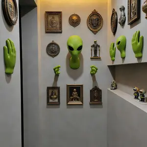 Alien Wall Decor Hanging Piece, Hangable 3D Alien Sculpture Head and Hand Small Statue, Durable Material, Sci-Fi Decoration Ornaments, Party Theme, Room Gift