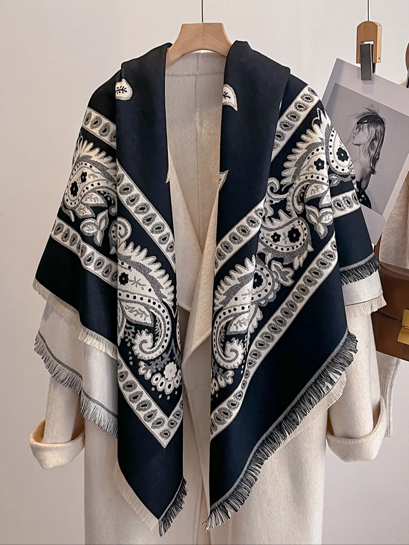 Women's Elegant Boho style scarf Ditsy Floral Print Scarf, Loose-Fit Woven Fabric, Warm & Stylish Accessory for All Seasons, Perfect for Daily Wear, Boho Style Shawl