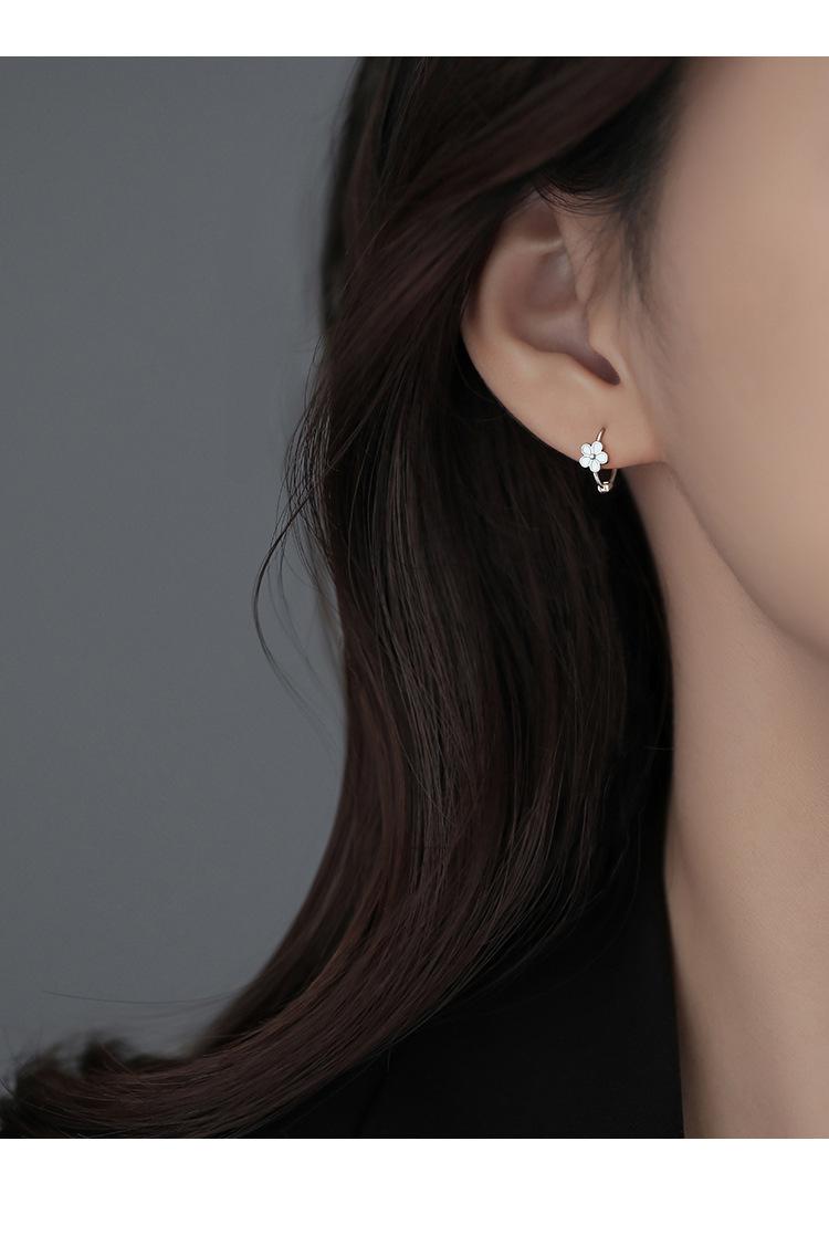 Small daisy flower earrings for women, ins niche design, simple and sweet new earrings