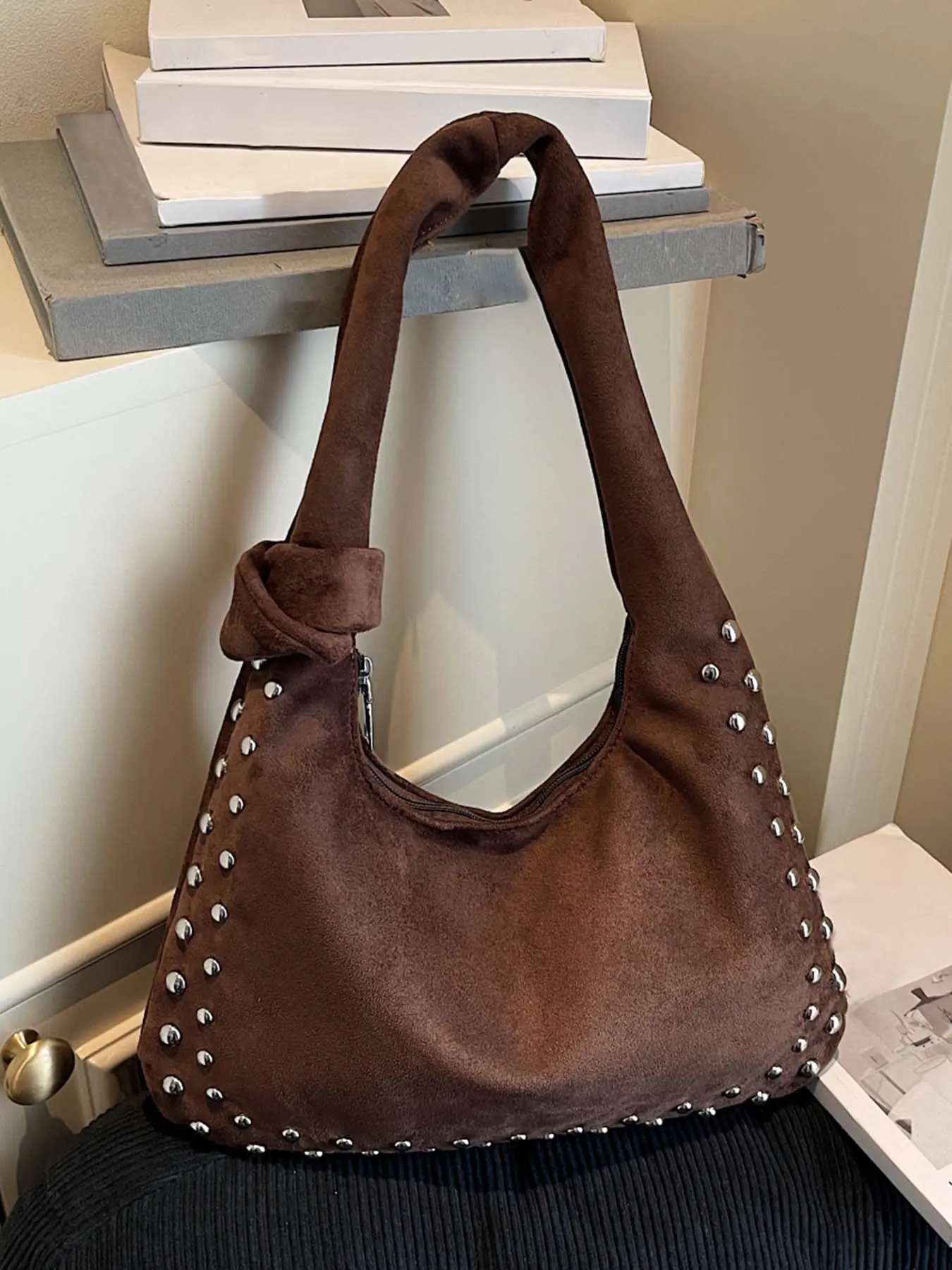 Sweet  cool style rivet shoulder handbag, niche design retro simple versatile Aesthetic Shoulder Handbag, metal rivet embellishment design, fashionable and casual daily suitable for office workers daily travel, shopping, etc., Embellished Shoulder Bag