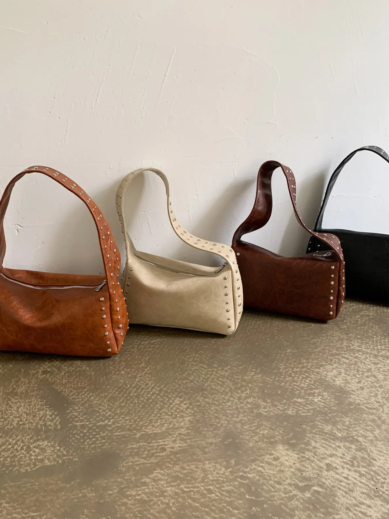 Retro style light luxury exquisite practical shoulder bag, Vintage chic purse, solid color simple versatile crossbody saddle bag, with rivet decoration design, can accommodate mobile phones, tissues, suitable for commuting, shopping