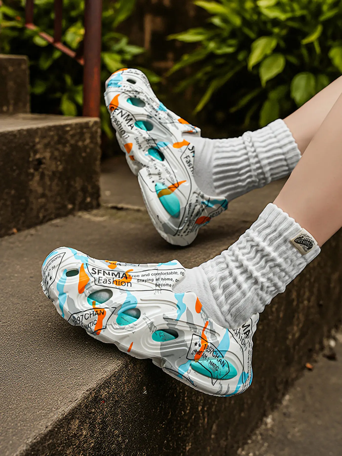 Men Women Graffiti Clogs, EVA Slip-On Hole Shoes, Non-Slip Breathable Sandals, Non Slip Slippers for Beach Outdoor Casual Footwear