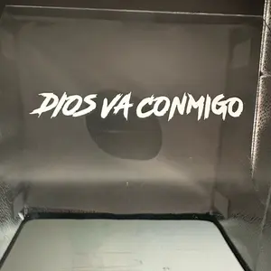 Dios Va Conmigo Decal measuring 5.5in wide and 1in tall