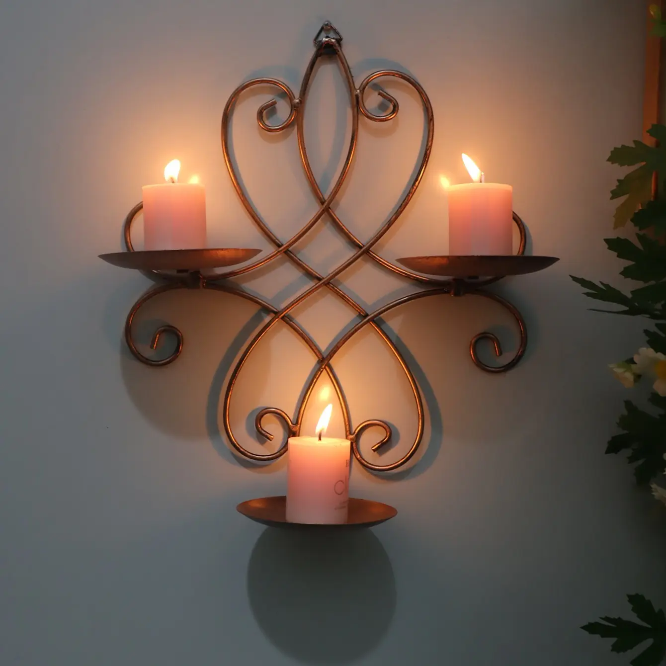 1 piece of iron wall-mounted candelabra, vintage country style with ornate scrollwork iron wall-mounted candelabra, decorative wall candle holder, aromatherapy candlestick, Vintage candle stand, suitable for living room, bedroom, farmhouse home decoration