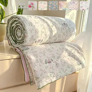 1 pc of small floral print summer quilt, super soft and skin-friendly air-conditioned quilt, suitable for use in all seasons, bedrooms, and living rooms, Soft Lightweight Quilts, Air Conditioning Quilt