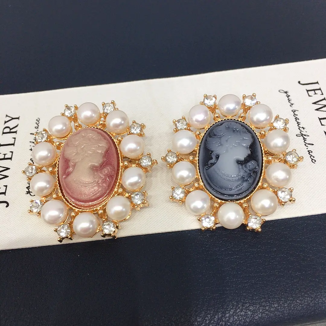 Viral 2-in-1 Vintage Cameo Brooch & Pearl Pendant Vintage Elegance Meets Modern Versatility
