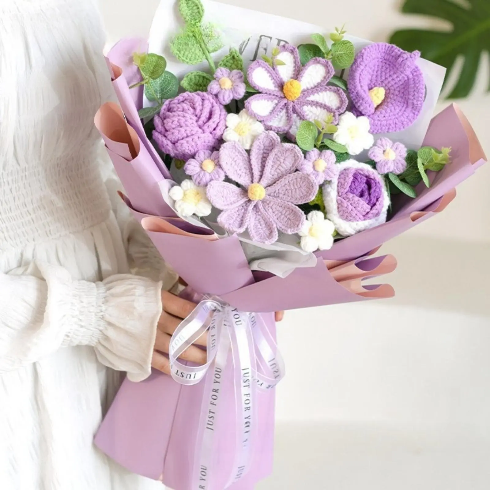 Knitted Crochet Flowers Completed Bouquet Roses Daisy Fairy Light Gift Card Bag Kit for Mother Teacher Valentine Birthday Wedding Decorative Ornaments