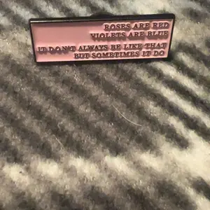"Roses are red" Cartoon Pin, Metal Pin, Fashionable English Design, Unisex Accessory, Zinc Alloy Material, All-Season Wear, Multifunctional Casual Badge