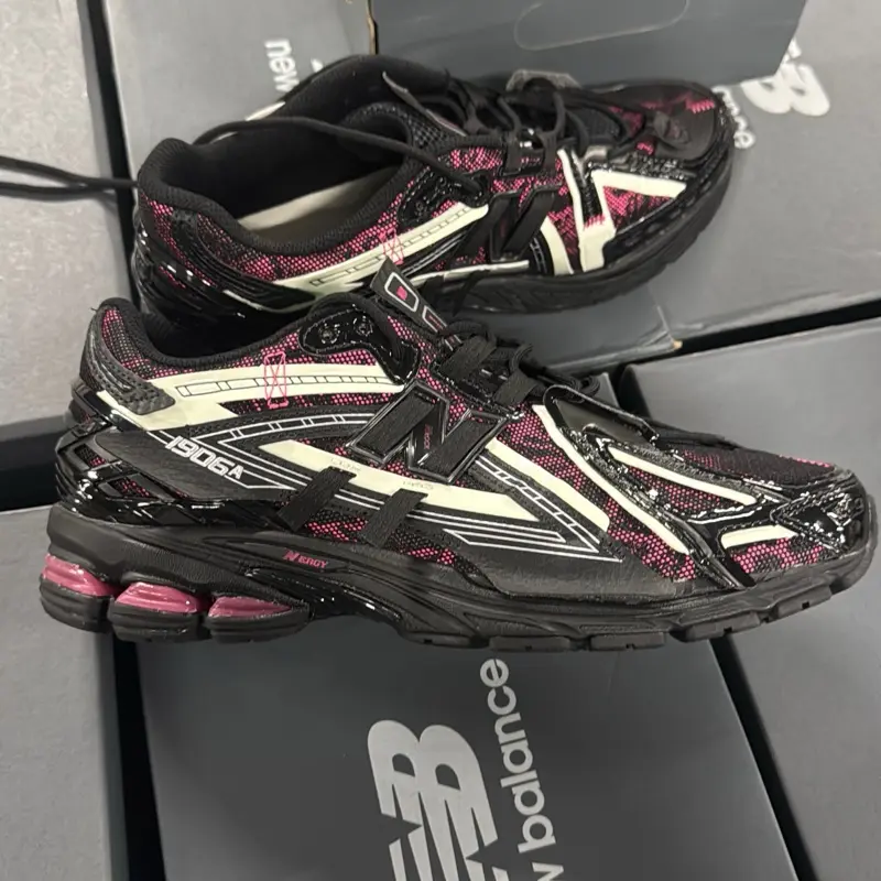 1906A NEW BALANCE MENS BLACK HYPER PINK FUTURE RUNNER