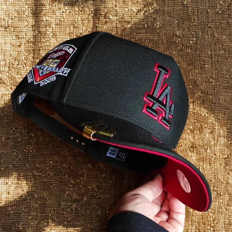 Black New Era Los Angeles Dodgers 9FORTY Curved Brim Baseball Hat, Red Embroidered LA Logo & Red Undervisor, MLB Streetwear Cap, Collectors Limited Edition 2026 Urban Streetwear Gorra premium, moda urbana para hombres y mujeres