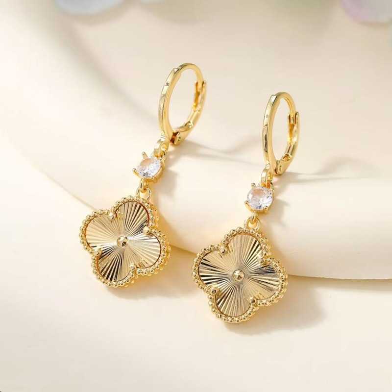 Trendy Elegant Fashionable Exquisite Micro-Pavé Four-Leaf Flower Ear Cuffs for Women Personalized Niche Designer Earrings for Women HNAM80