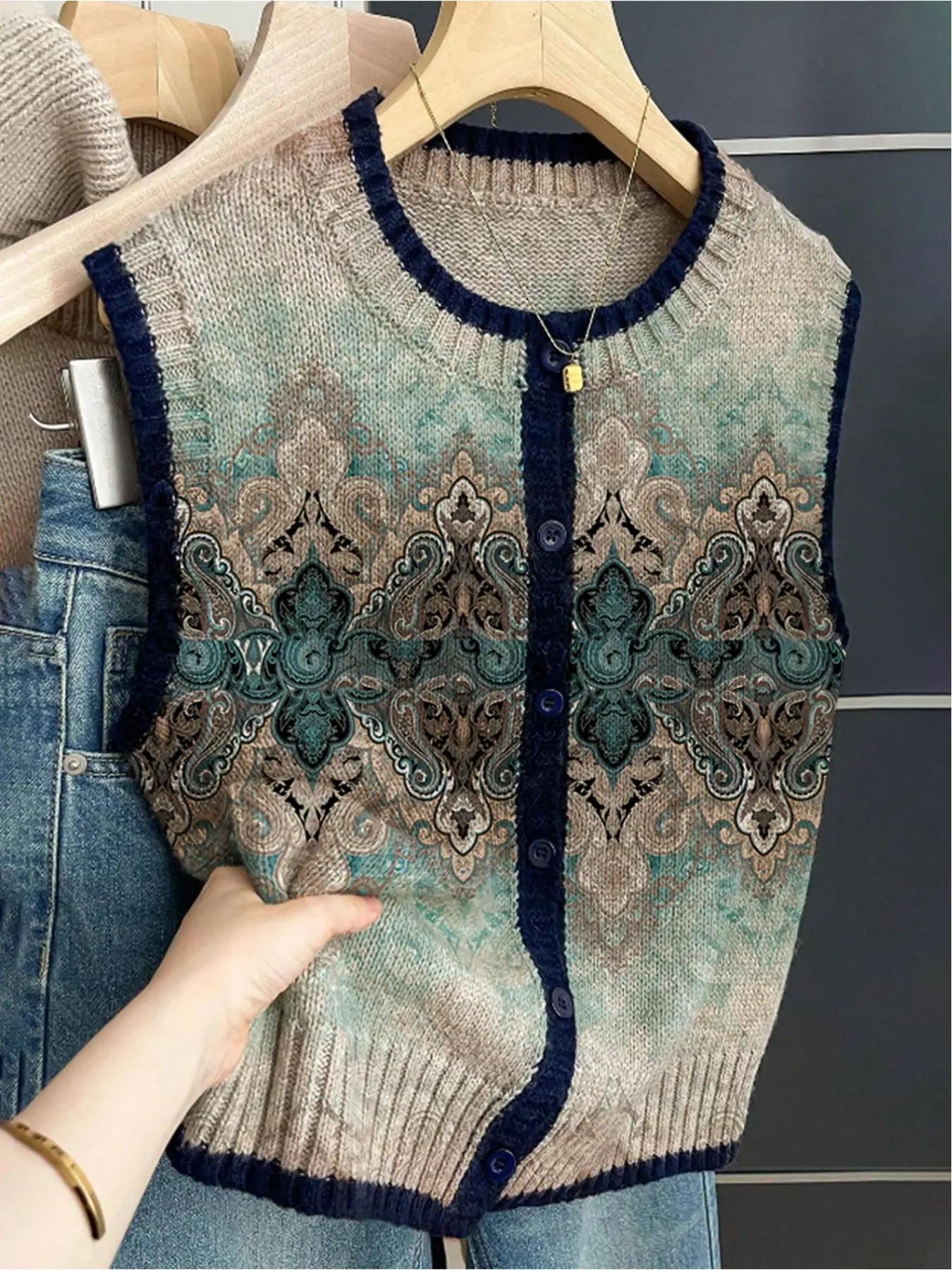 French retro style loose crew neck sleeveless color-block buttoned khaki women's sweater vest with paisley print, suitable for spring and summer, versatile, Button front vest
