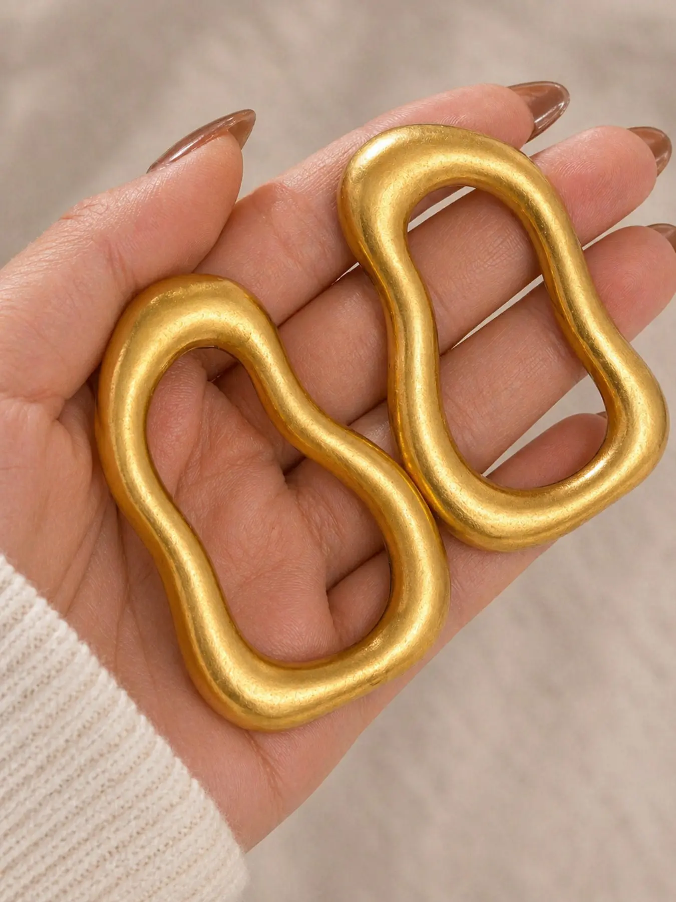 1 Pair Oversized Chunky Gold Tone Irregular Hoop Shape Earrings for Women, Abstract Geometric Statement Drop Earrings, Bold Fashion Jewelry for Party Daily Outfits, Durable Earrings