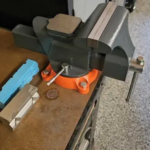 VEVOR Bench Vise, 4.5-inch Jaw Width 5.9-inch Jaw Opening, 360-Degree Swivel Locking Base Multipurpose Vise with Anvil, Heavy Duty Ductile Iron Workbench Vise with Bolts & Nuts, for Drilling