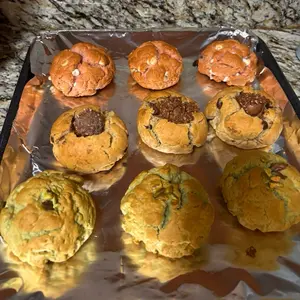 9 cookies 3 differents flavors Chocolate chip ferrero, pistachio with Dubai filling, strawberry chocolate cream Snack