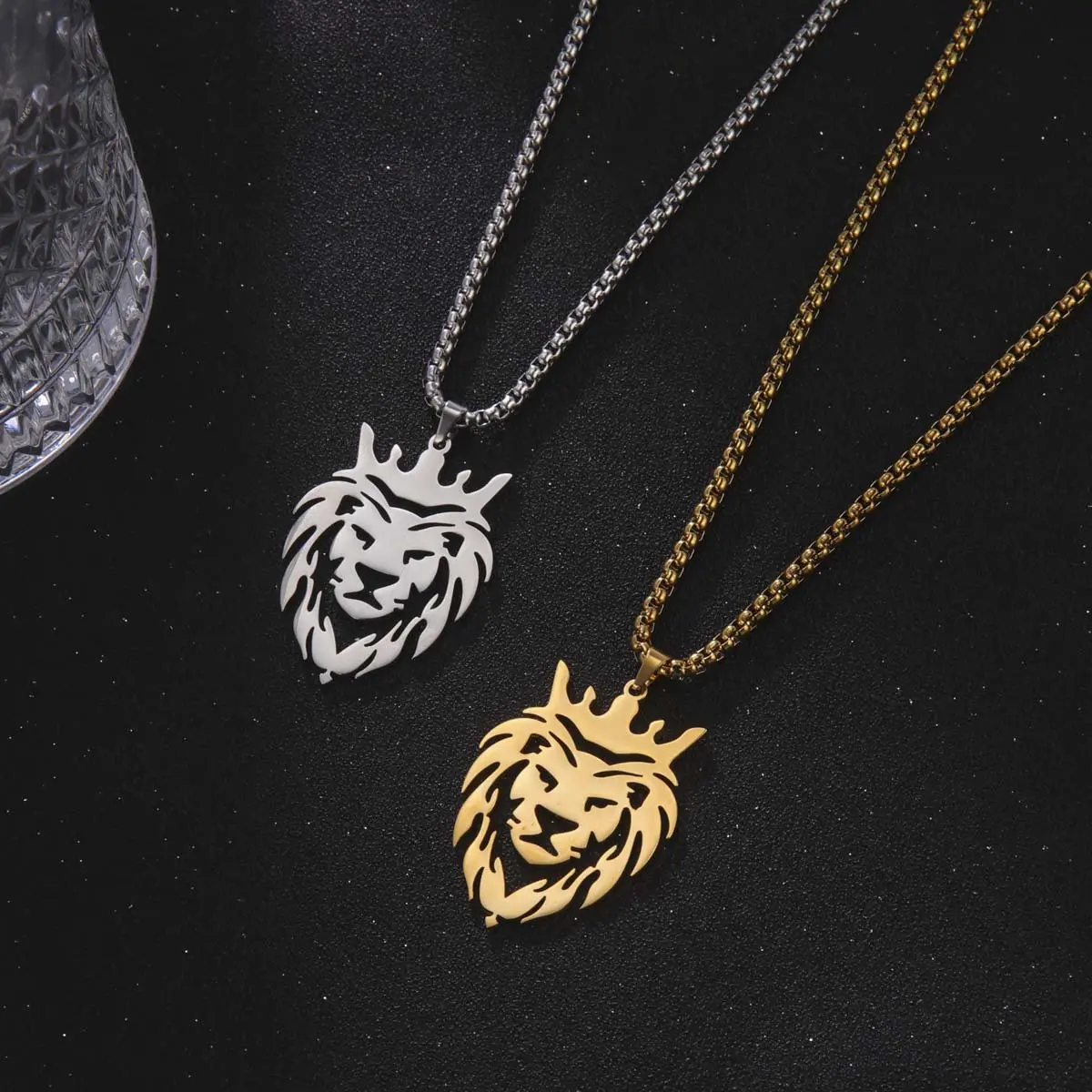 Fashionable and domineering hollow lion head pendant necklace personalized niche hip-hop unisex jewelry