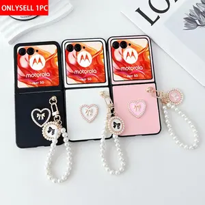 PU leather heart-shaped Protective phone case, equipped with a heart-shaped pearl bracelet. The hard PC back panel protects the phone case. Suitable for Motorola Razr 2024, Razr 2025, Razr 50, Razr 60, Razr 50 Ultra, Razr 60 Ultra，Razr 2026，Razr 70