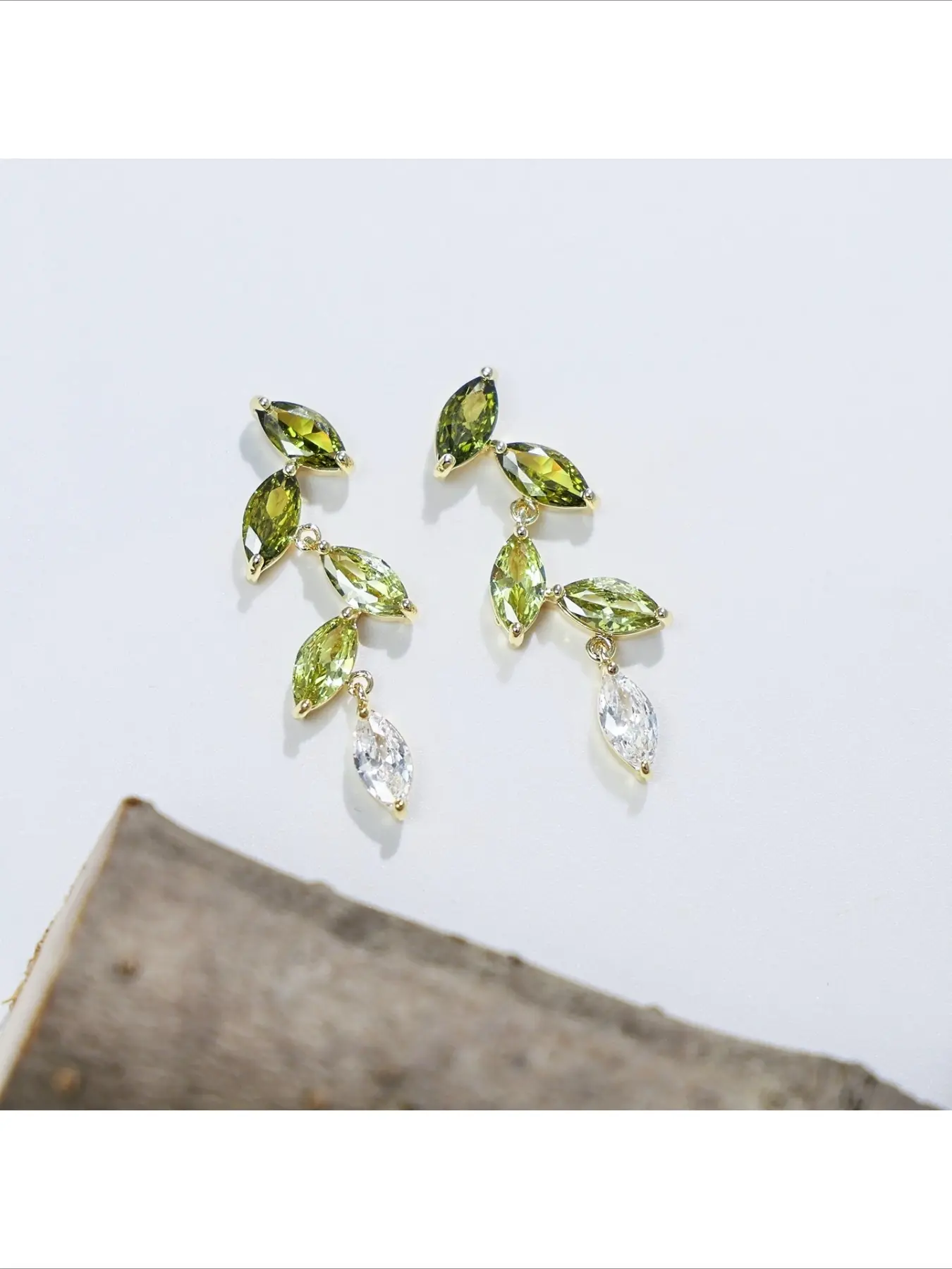 New Arrival Hot Sale Fashion Forest Style Fresh Olive Green Gradient Zircon Leaf Earrings Dangle Drop Earrings For Women Unique Niche Design Exquisite Delicate Personalized Female Jewelry Earring