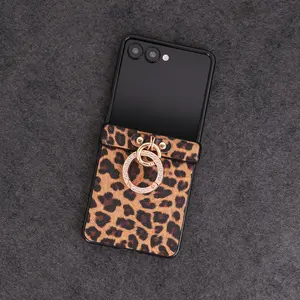 Retro Leopard Print Faux Leather with Artificial Diamond Plated Finger Ring Buckle Mobile Phone Protective Case Casing for Samsung for Galaxy Z Flip 7, Z Flip 6, Z Flip 5, Z Flip 4, Z Flip 3 5G Folding Mobile Phone - Protective Cover Cellphone Accessories